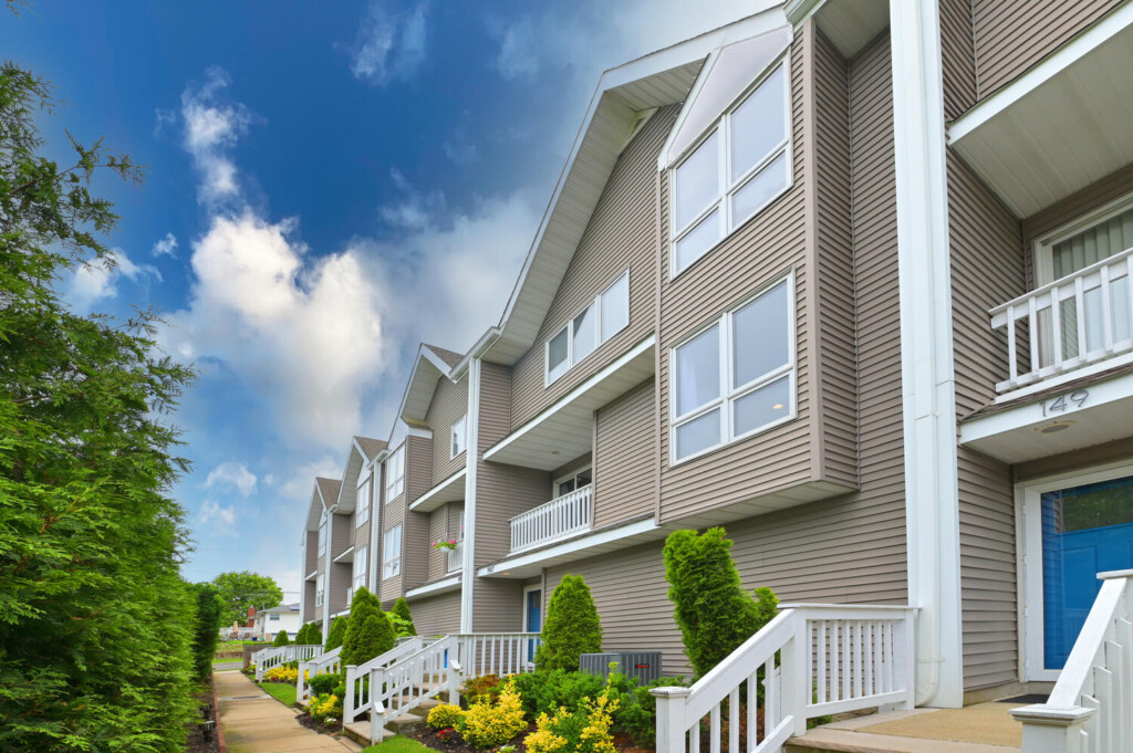 147 I U Willets Rd Albertson-large-001-028-Front2-1500×999-72dpi